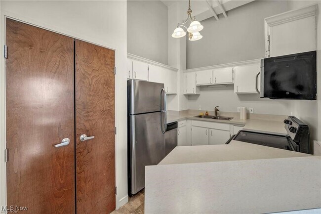 Building Photo - 1133 W 9th St