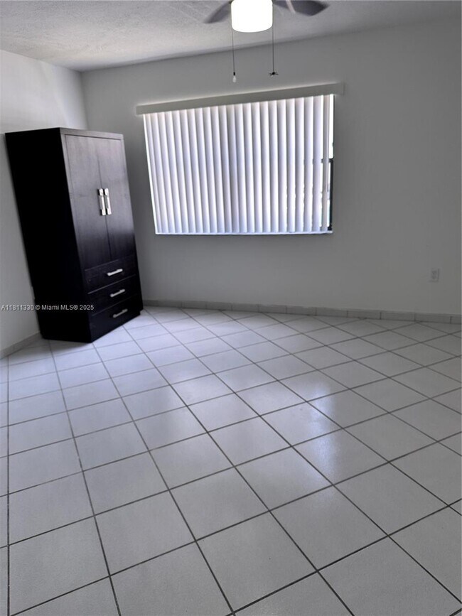 Building Photo - 9431 Fontainebleau Blvd