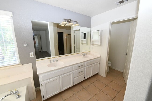Building Photo - 2145 Kingsbury Cir