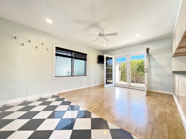 Building Photo - Dog Friendly 2/2 Kailua Duplex with one off-street parking!