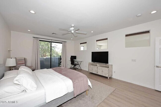 Building Photo - 333 N Pennington Dr