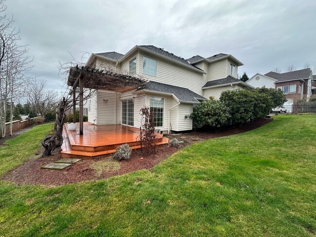 Building Photo - Large Three Bedroom Home in the Hills of West Salem