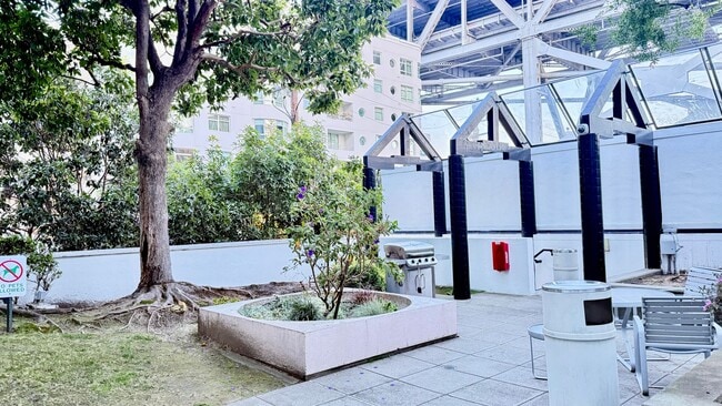 Building Photo - Bright 1BR/1BA w/ City Views, Amenities and just Steps to Embarcadero -AMSI