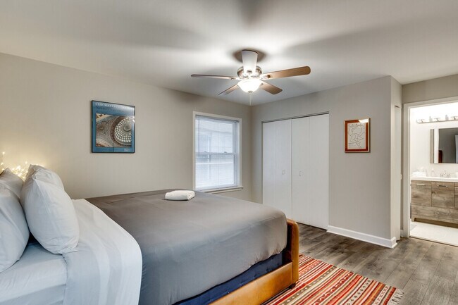 Building Photo - 226 S Hoyne Ave