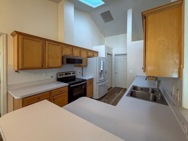 Building Photo - 4BR/2BA POOL home in NW Gainesville!