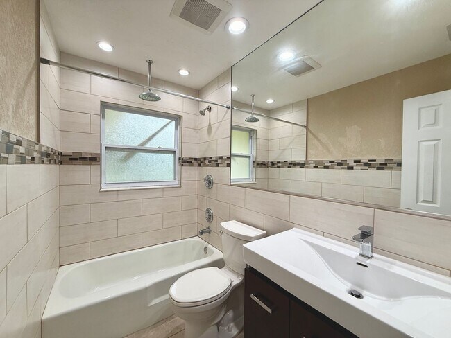 Building Photo - Sarasota Springs Gem - 3 Bedroom Plus Den ...