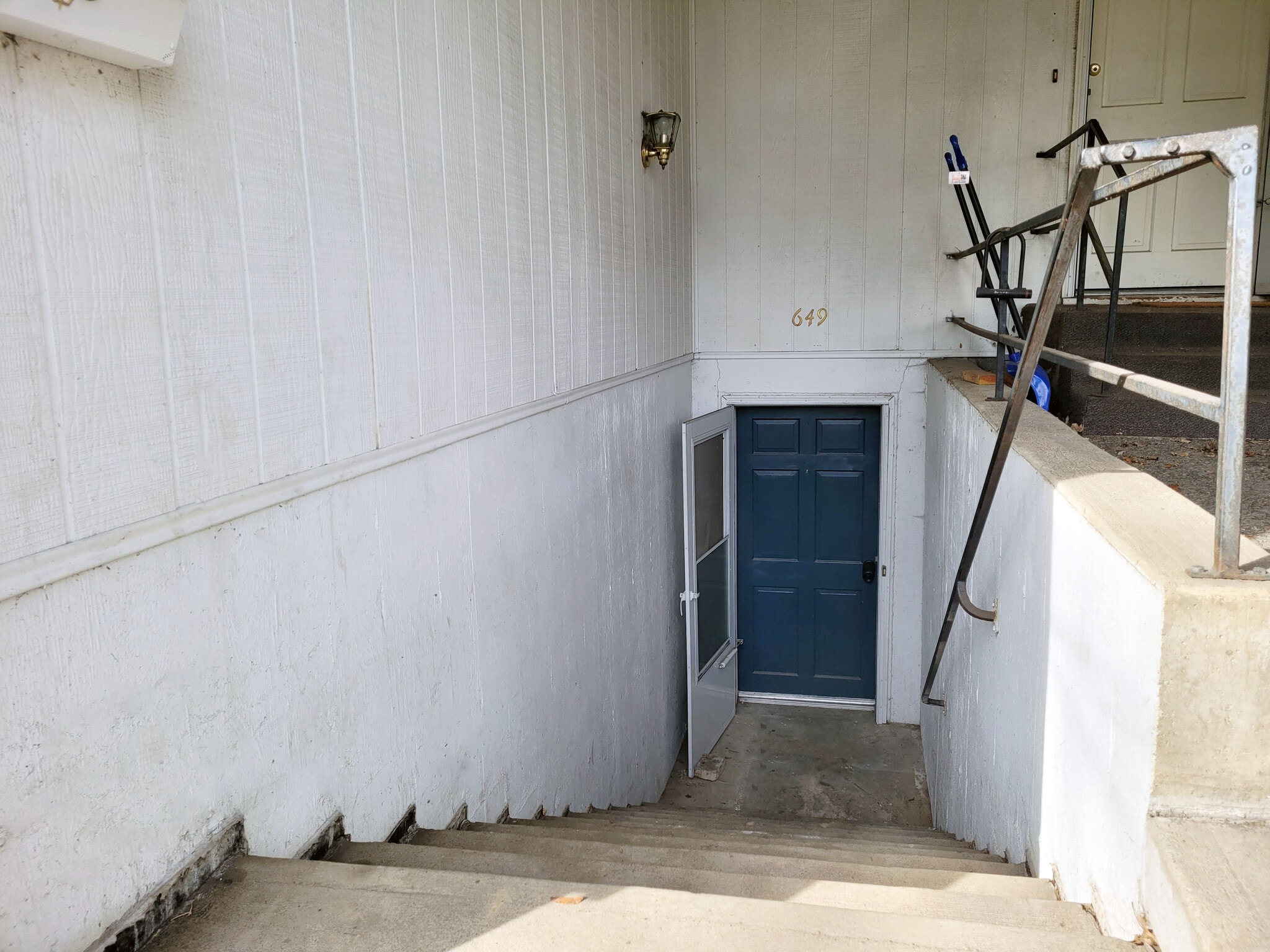 Exterior; stairs to entrance - 649 N Hayes St