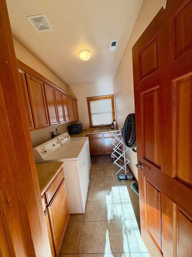 Building Photo - Spacious Luxury Home with Hardwood Floors & Outdoor Living
