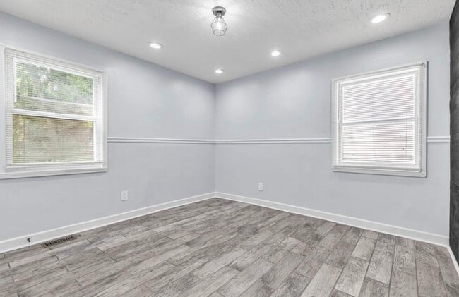 Building Photo - 10012 Elizabeth Ave