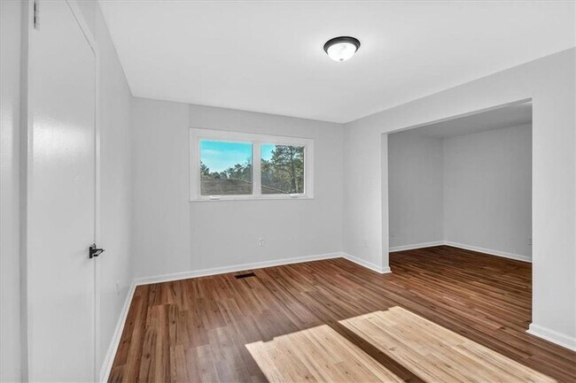 Building Photo - 2142 Cloverdale Dr SE
