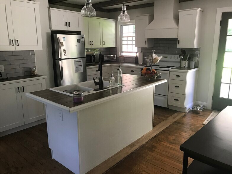 Kitchen - 1131 Kenwood Dr