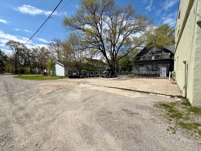 Building Photo - 273 E Forest Ave