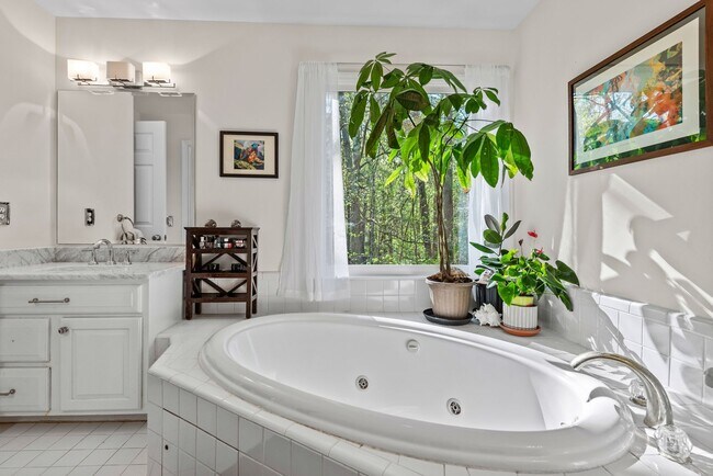 Building Photo - Charming Home on Large Lot in Chapel Hill!