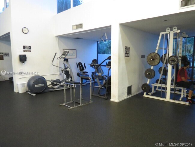Building Photo - 2320 S Cypress Bend Dr