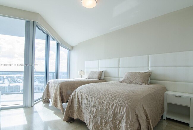 Building Photo - 17001 Collins Ave