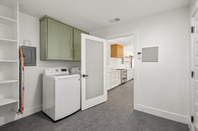 Building Photo - 1604 Elmhurst Dr