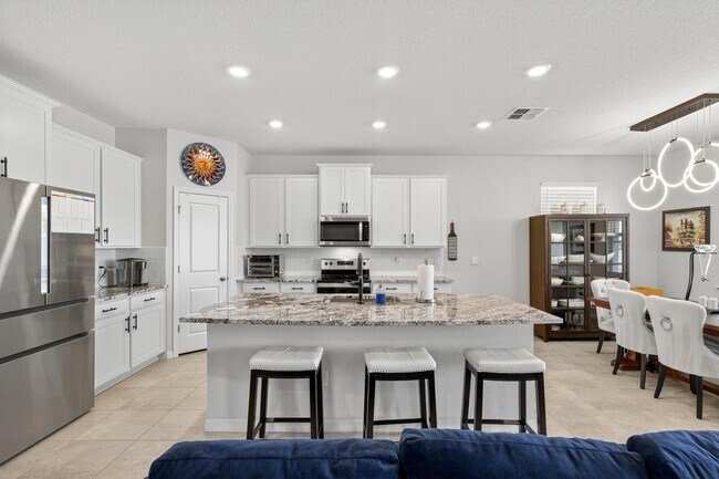 Building Photo - 4 Bedroom / 2 Bath House