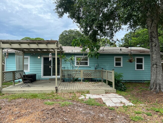 Building Photo - Annual 3 bed/2 bath house Available