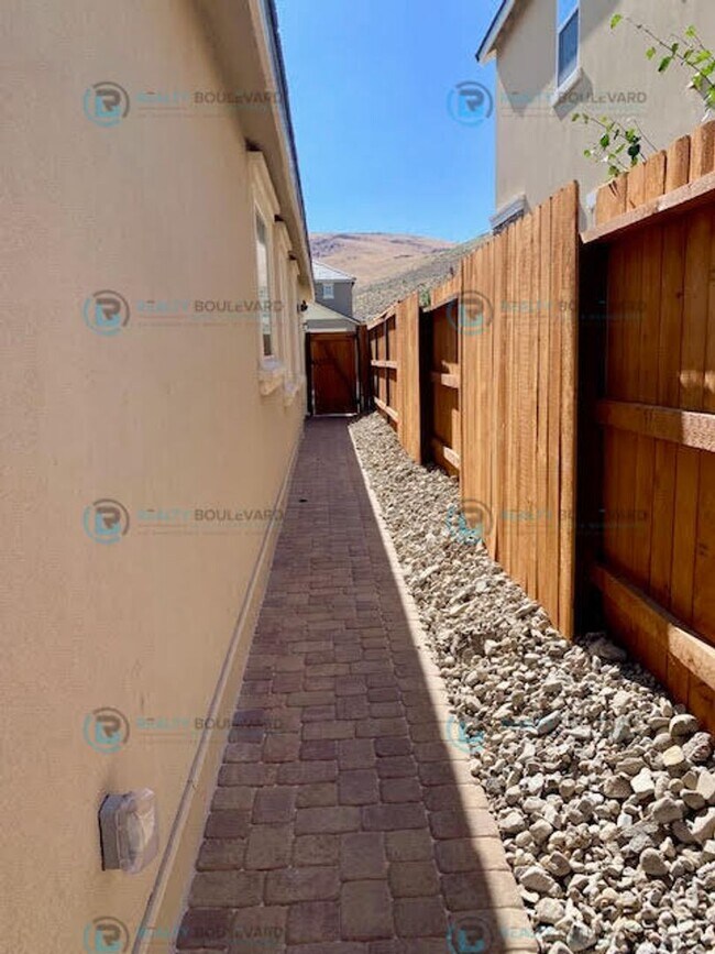 Building Photo - Gorgeous Newer 3 Bedroom Home! Located off...
