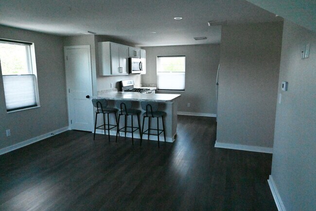 Building Photo - 330 Mang Ave