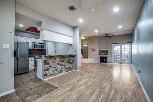 Building Photo - 800 Country Pl Dr