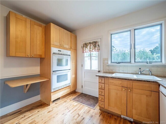 Building Photo - 8 Maplewood Terrace