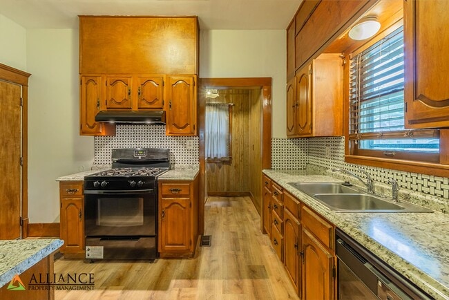 Building Photo - 800 Osage St