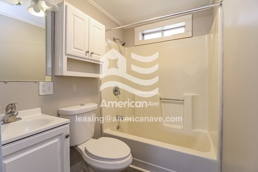 Building Photo - 202 Oak St