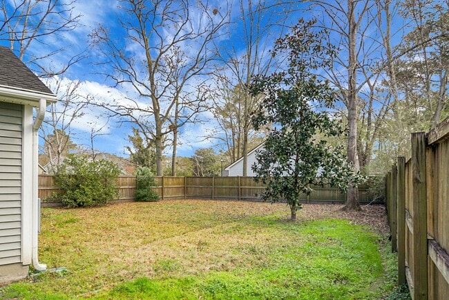 Building Photo - Charming 3 Bedroom 2 bathroom ready for you to call home!