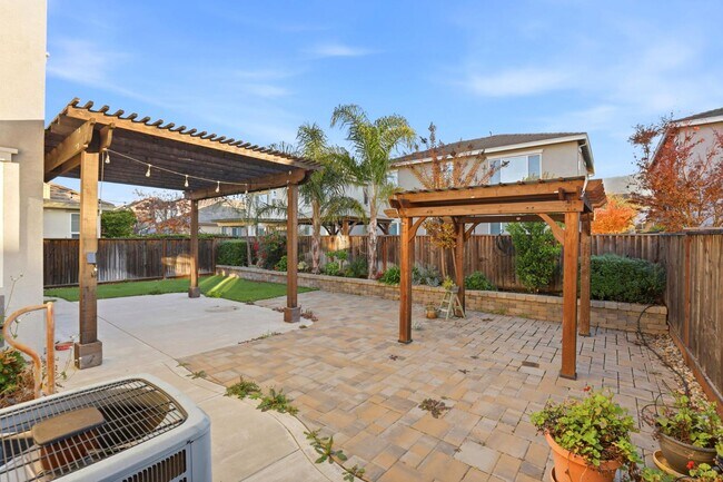 Building Photo - 1818 Tarragon Dr