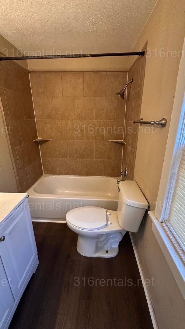 Building Photo - $925 - 2 bed 1 bath Single Family Home