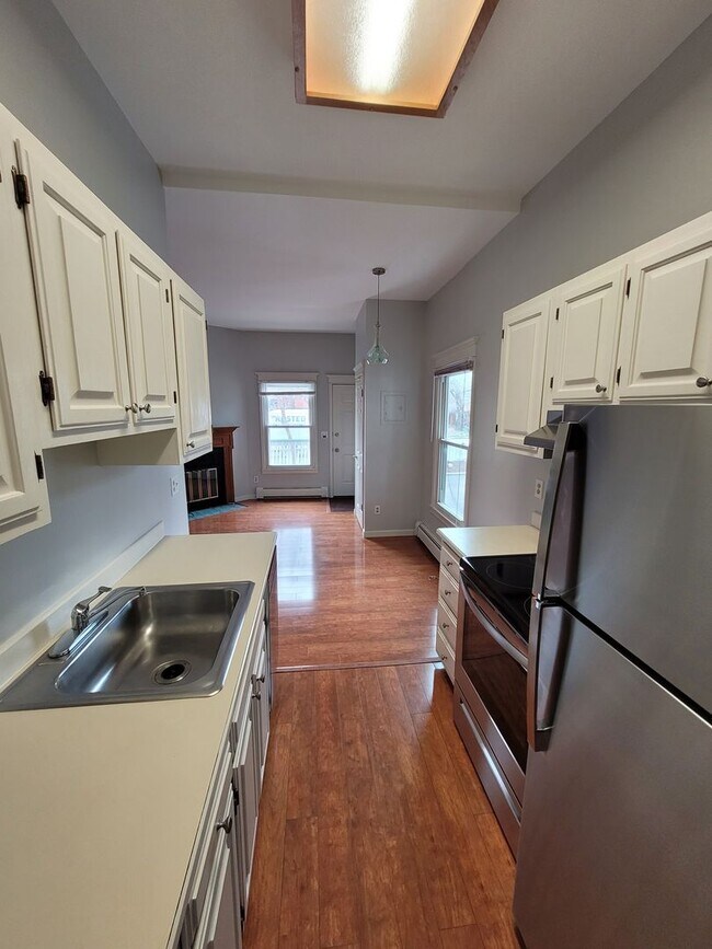 Building Photo - Cozy 1 Bed/1 Bath Victorian Style Complex ...