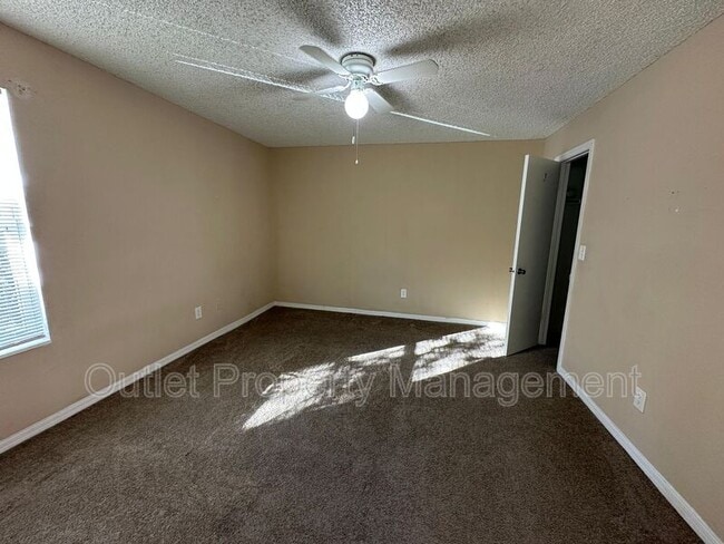 Building Photo - 4560 Commander Dr