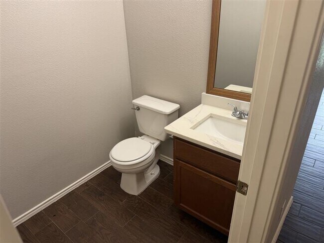 Building Photo - Large 4 bedroom / 2.5 bathroom home in Alamo Ranch