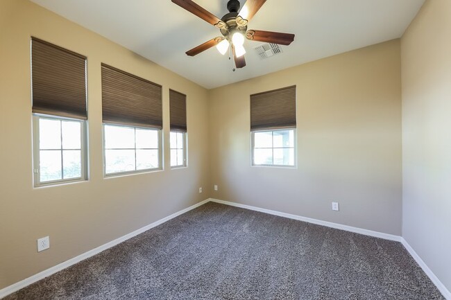 Building Photo - Beautiful! 3 Bed 2 Bath in Verrado w/Commu...