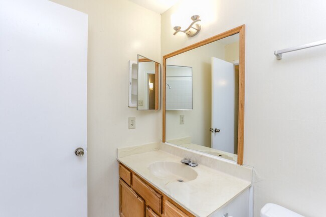Building Photo - 9797 Leawood Blvd