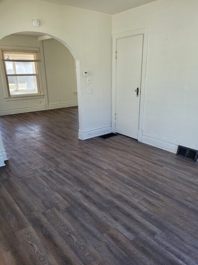 Dining area - 819 Hawthorne Ave