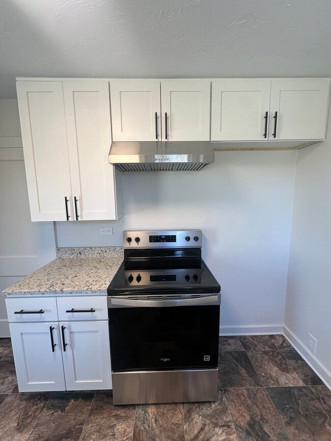 Building Photo - Move-In Ready 2-Bedroom Home Fully Updated With Spacious Yard