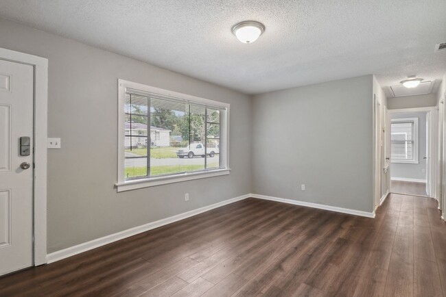 Building Photo - Large 3BR/1BA Near Ardsley Park House For Rent