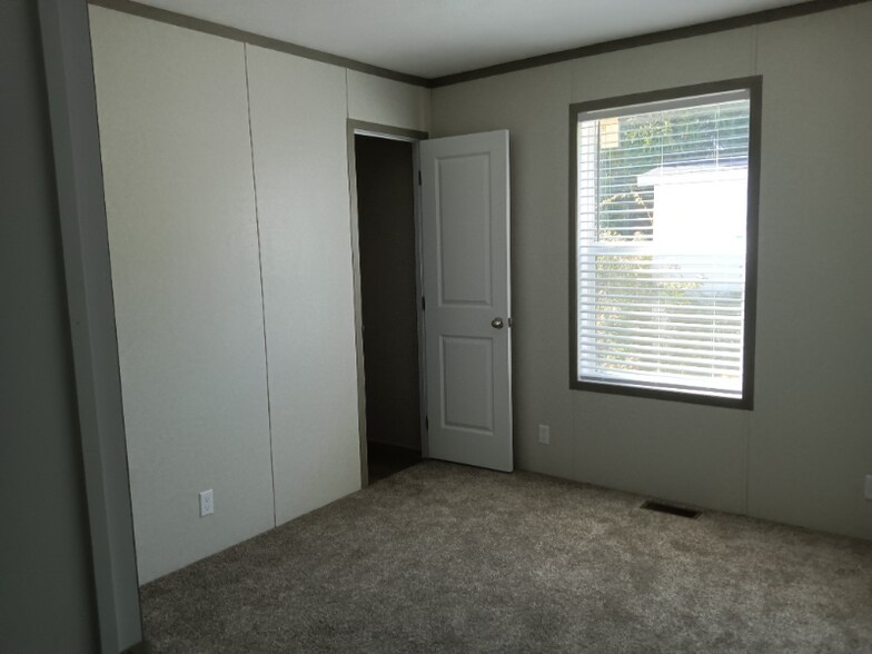 Building Photo - 72 Hunters Rill