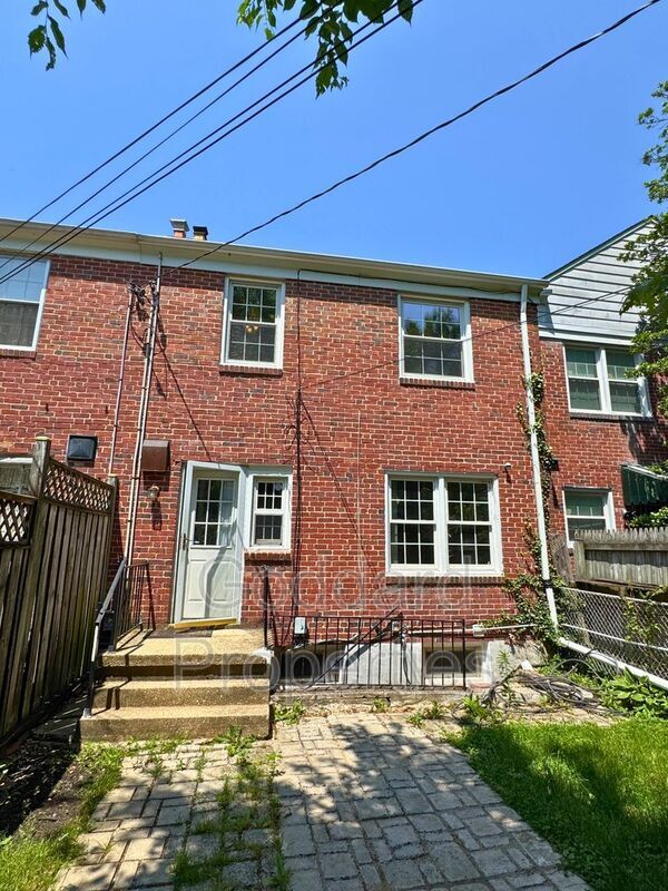 Building Photo - 1822 Edgewood Rd