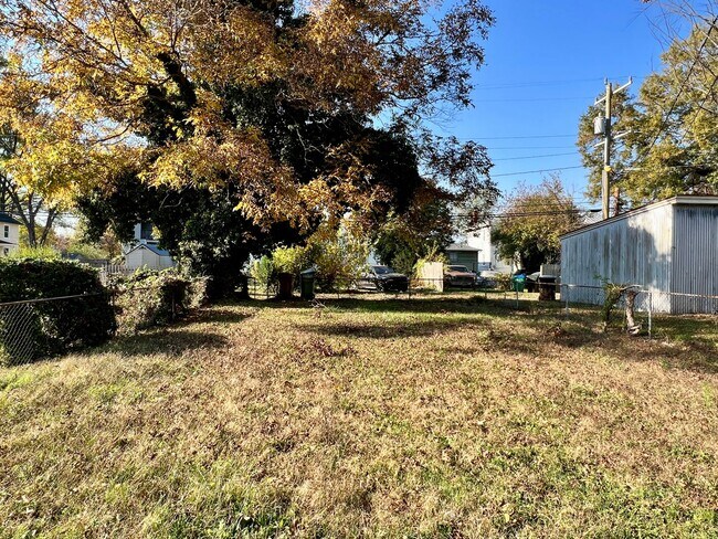 Building Photo - 3208 Carolina Ave