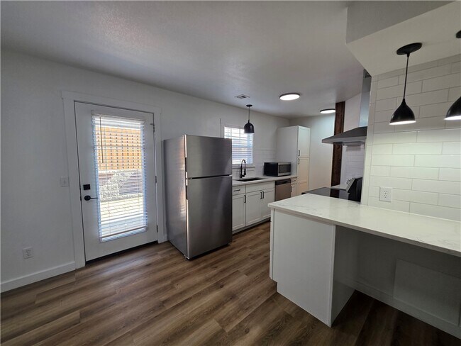 Building Photo - 2404 SE Jayel Terrace