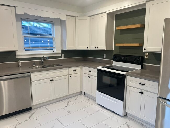 Building Photo - 929 E 57th St