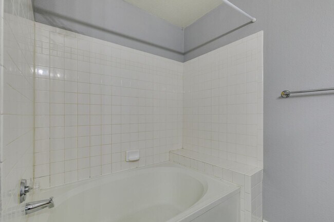 Building Photo - CUTE AND COZY 1 BEDROOM UNIT WITH TONS OF UPGRADES*COMMUNITY AMENITIES*