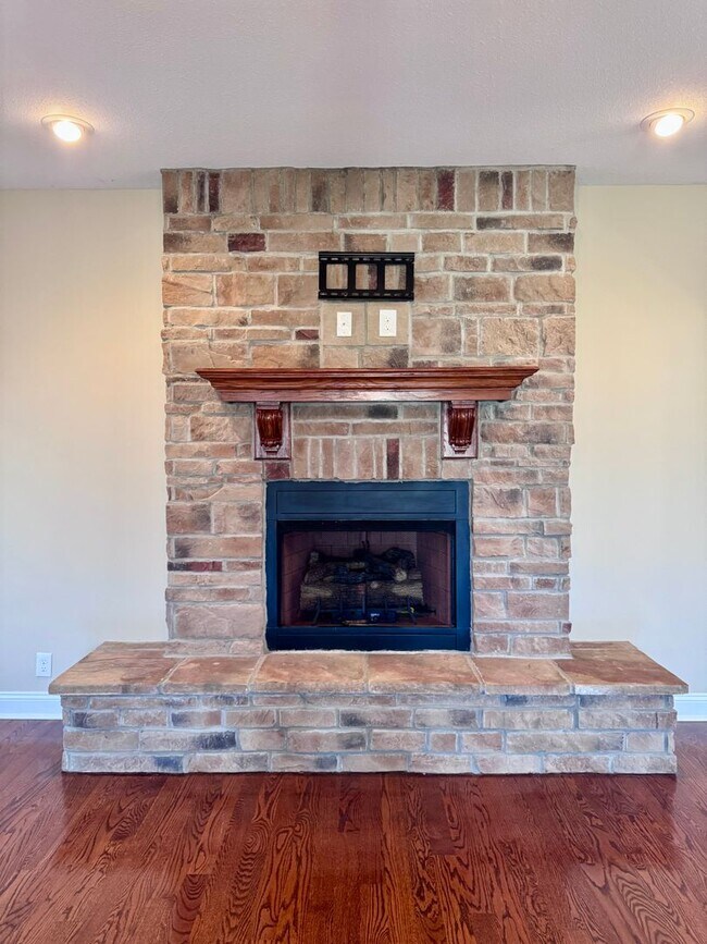 Building Photo - Beautiful Home Located in Farmington Subdivision. 3 Bedrooms, 3.5 baths, Bonus with Wet Bar!