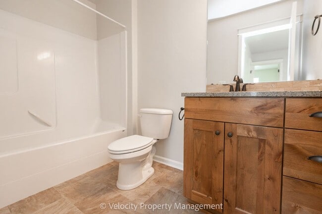 Building Photo - Lovely 3 bedroom, 2.5 bathroom home plus a...