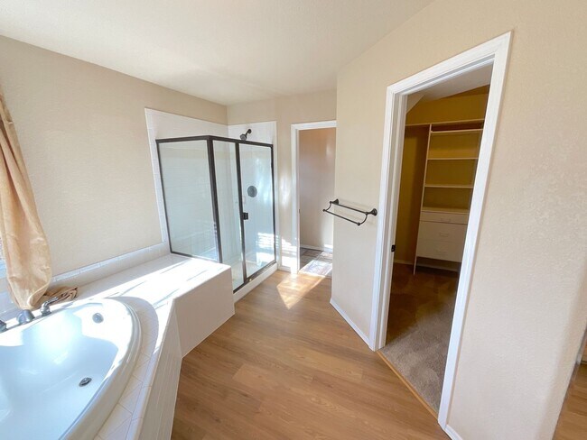 Building Photo - 5 Bedroom Home Available Near Rangewood Dr & Vickers Dr!