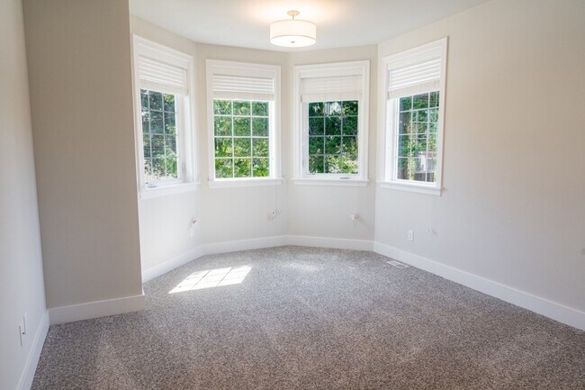 Building Photo - 5Bd/4.25Ba Kirkland House