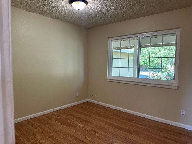 Building Photo - 4 Bdrm 2 Bath located in Elk Grove Unifed School District